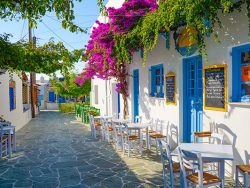 Tuinposter Grieks straatje taverna