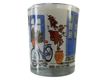 Ouzo glaasje met Griekse taverna & blauwe fiets.