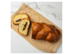 Grieks paasbrood tsoureki met hazelnootpraline